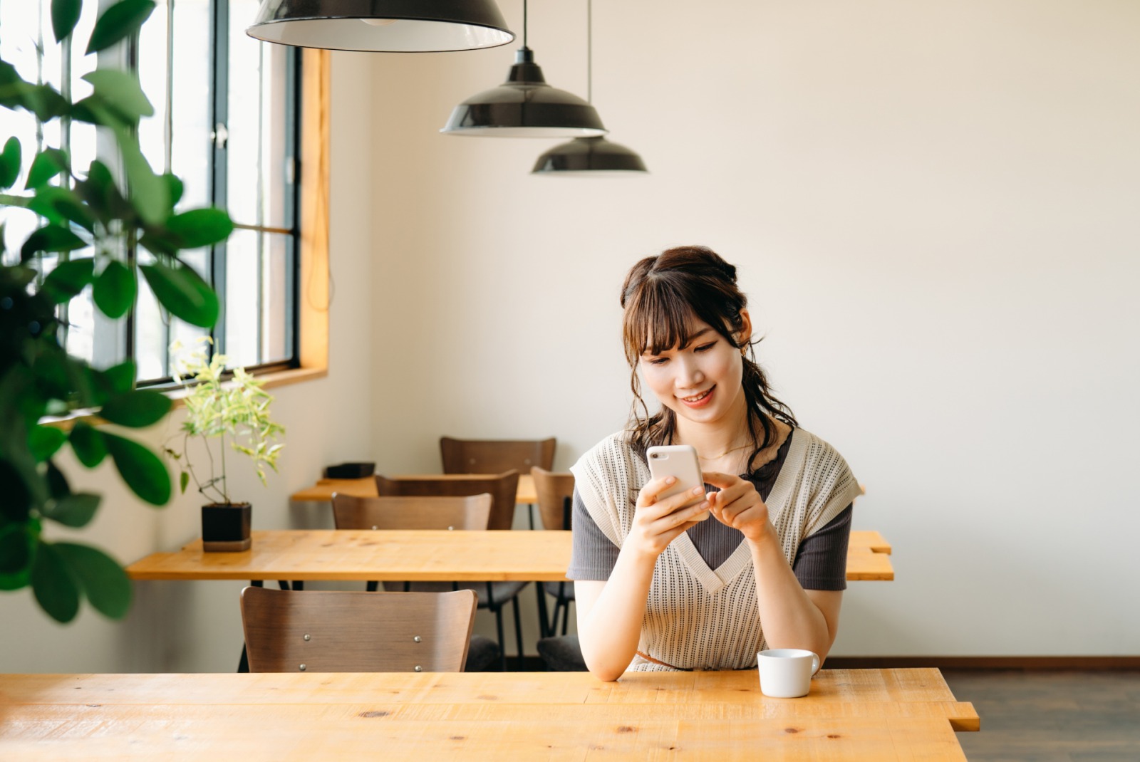 カフェでスマホを楽しむ女性