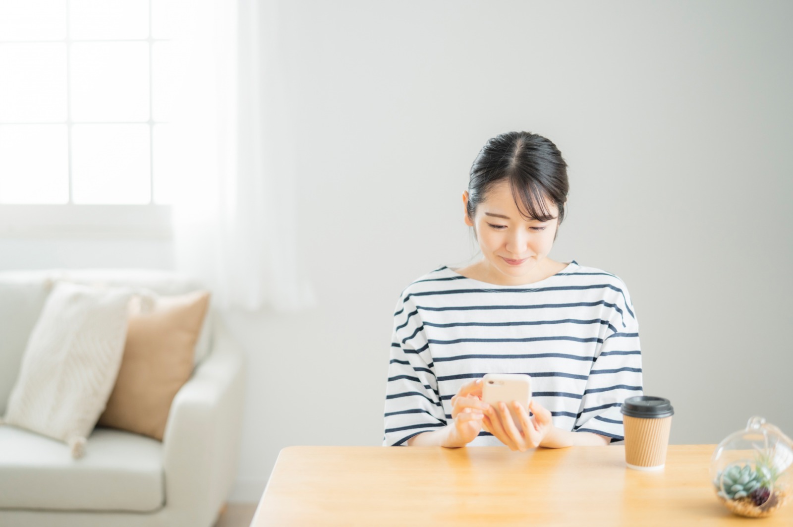 スマホを楽しむ女性