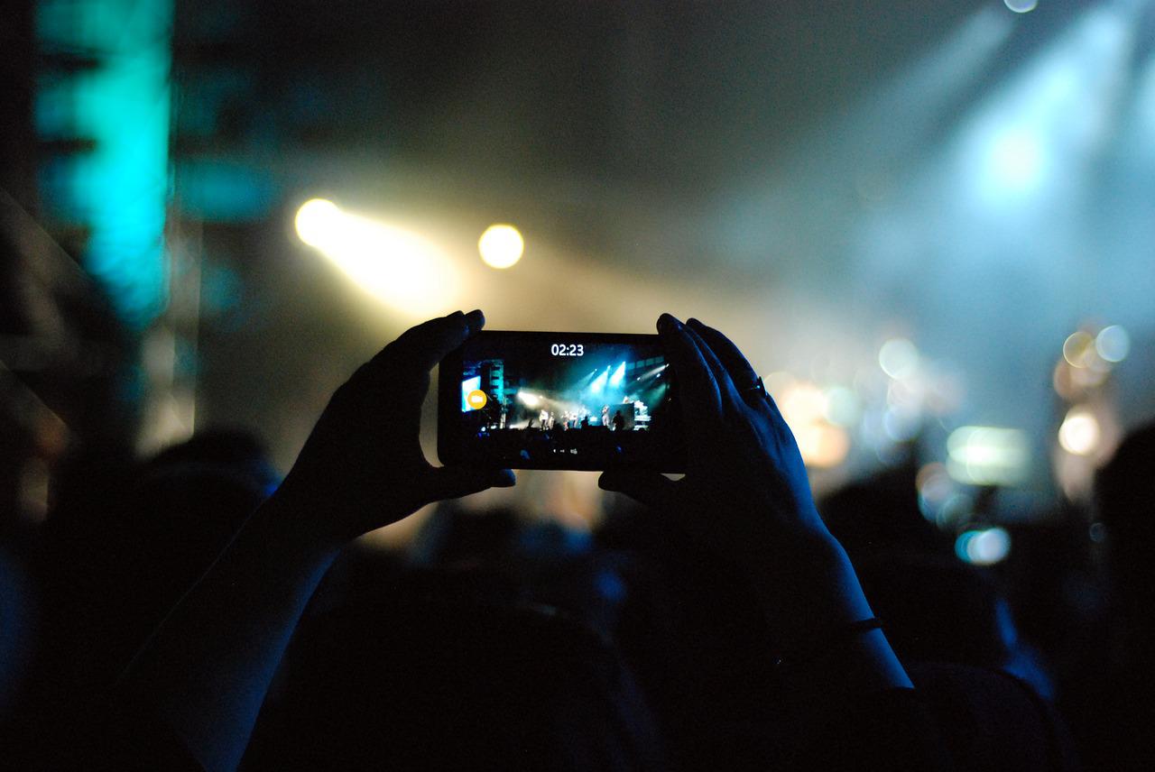 ライブ中のスマホ