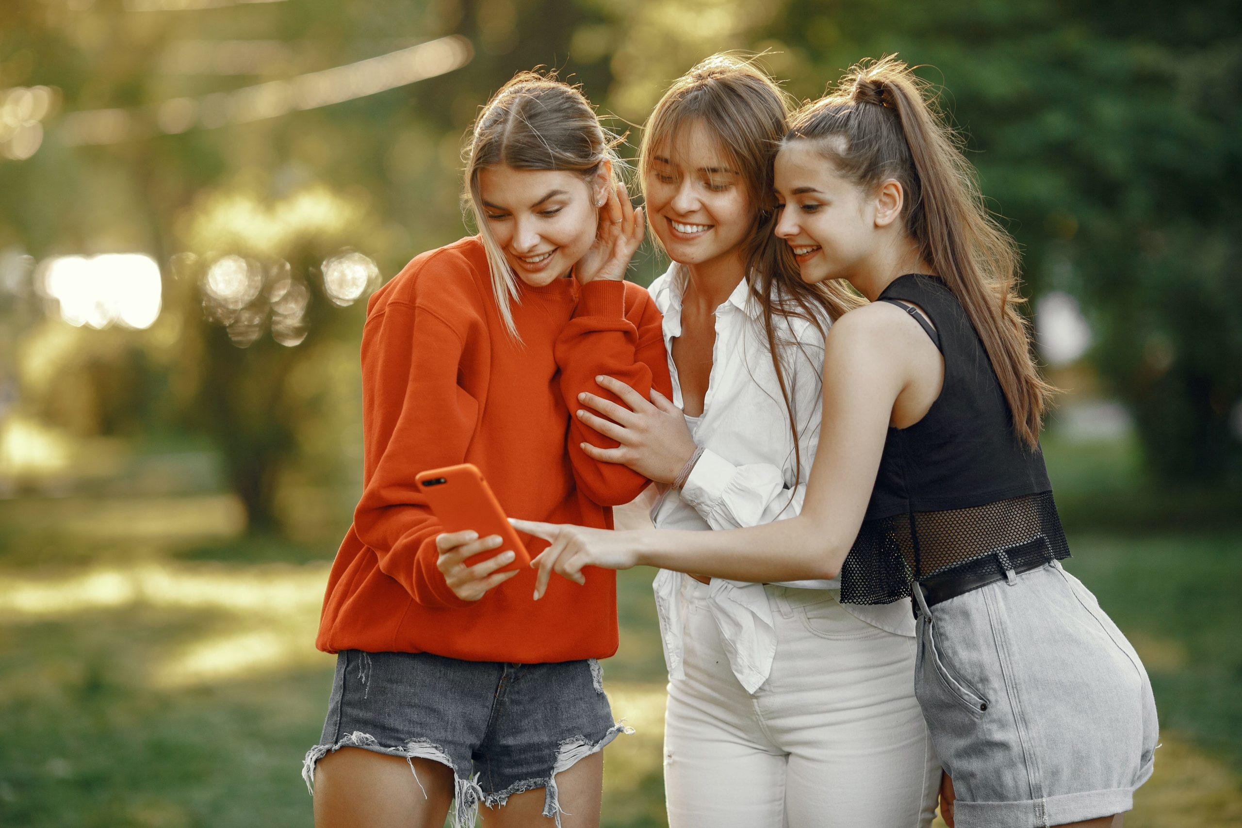 スマホを見る3人の女性