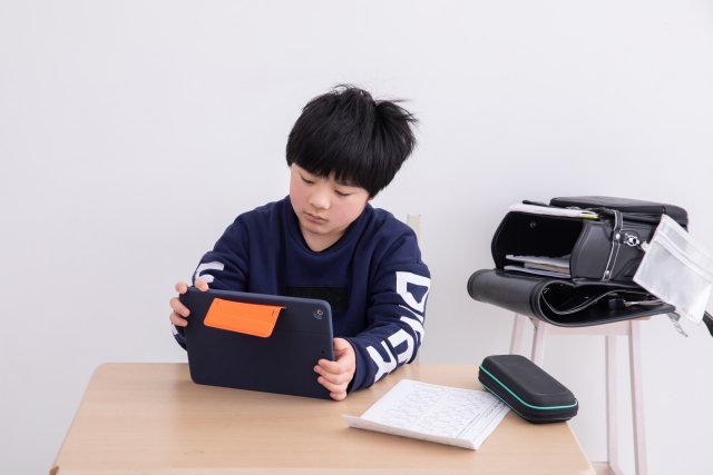 男の子とタブレット