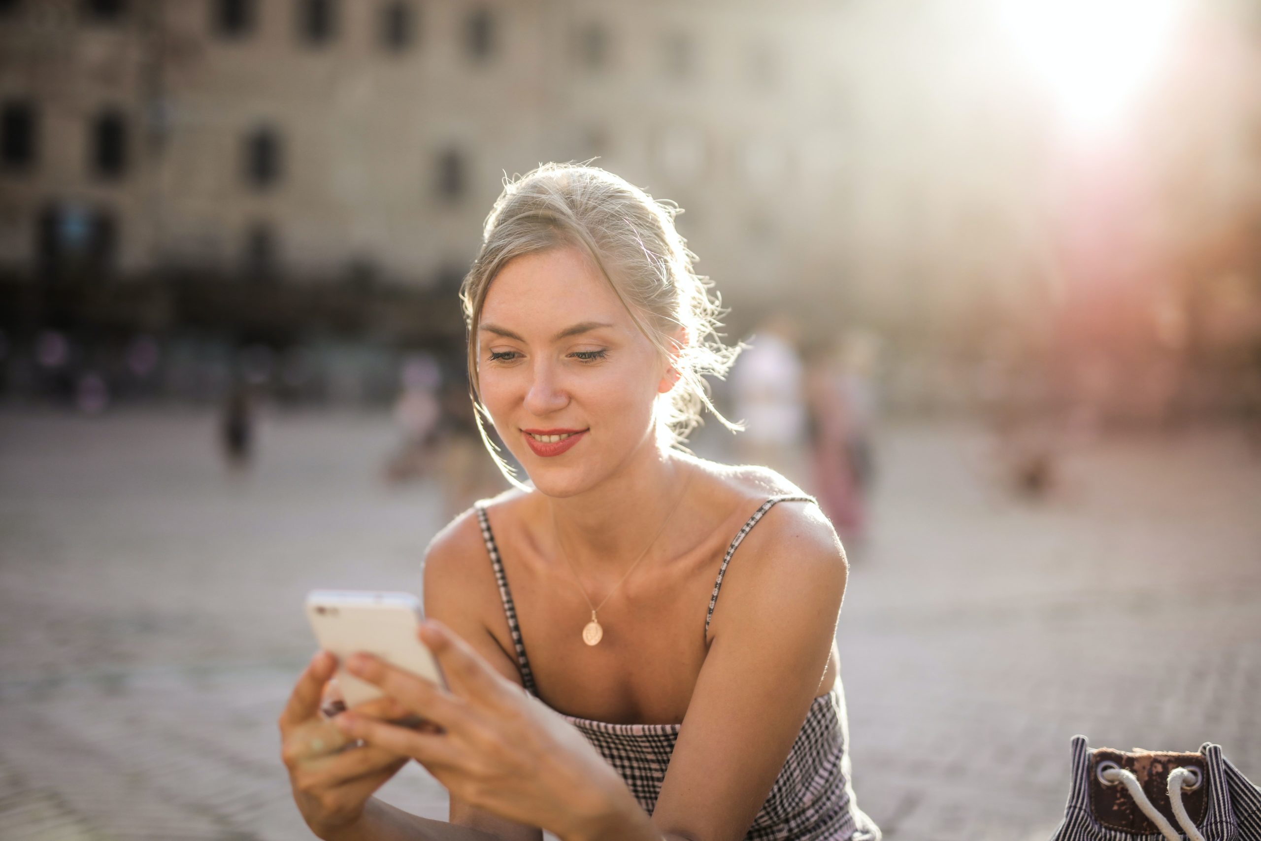 スマホを見て微笑む女性