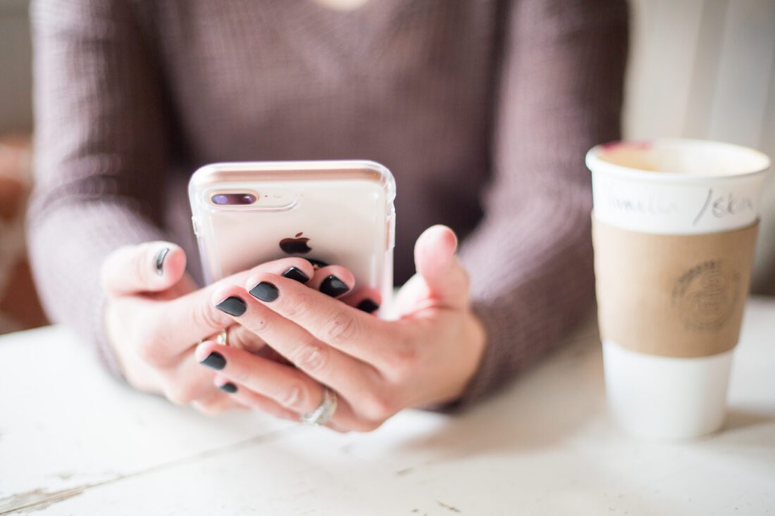 コーヒーを飲みながらスマホを見る