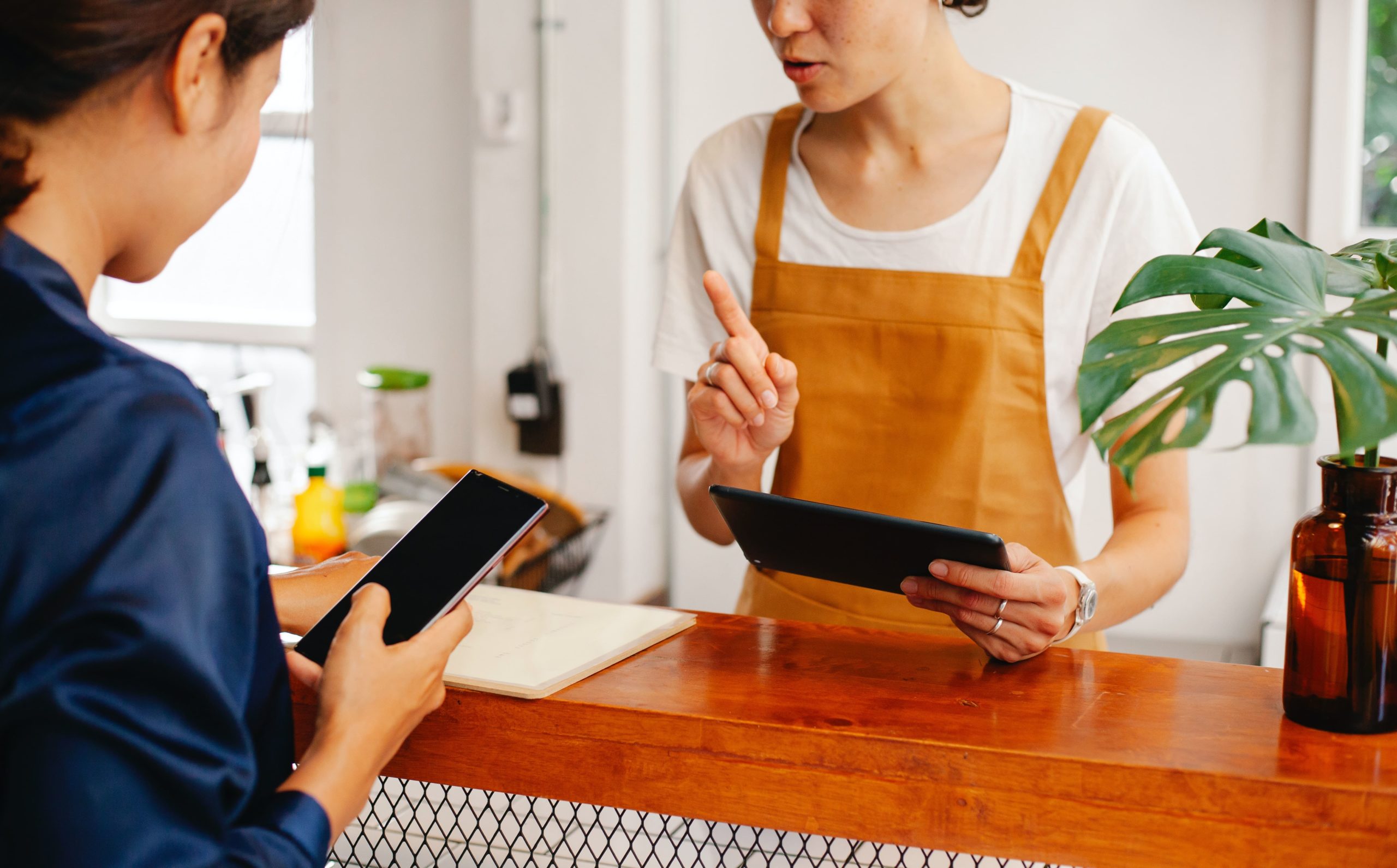 対面でスマホを操作する人