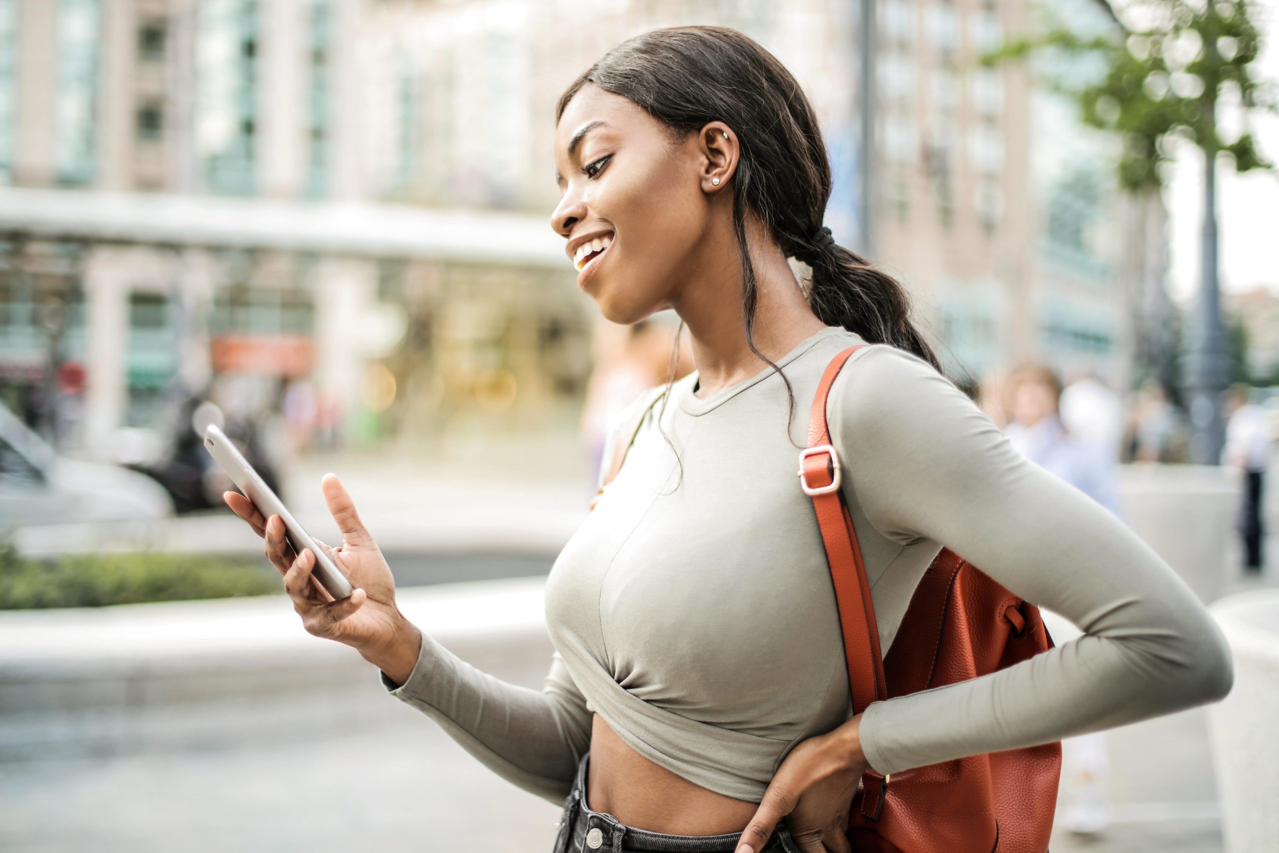 スマホをみる女性